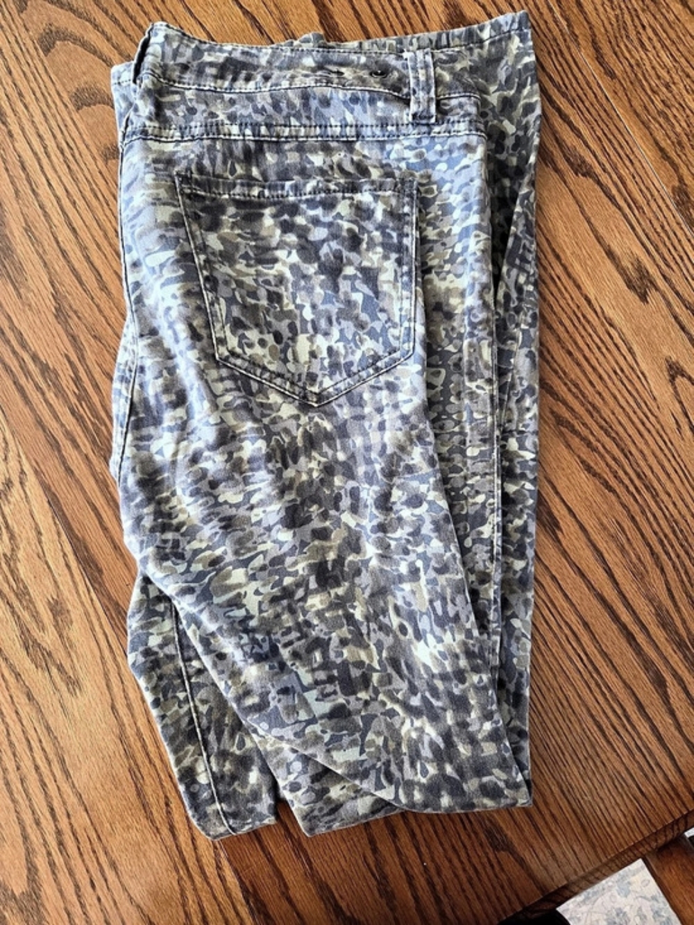 CAbi Skinny Jegging Women's Camo Cargo Shorts Size 8 Like New